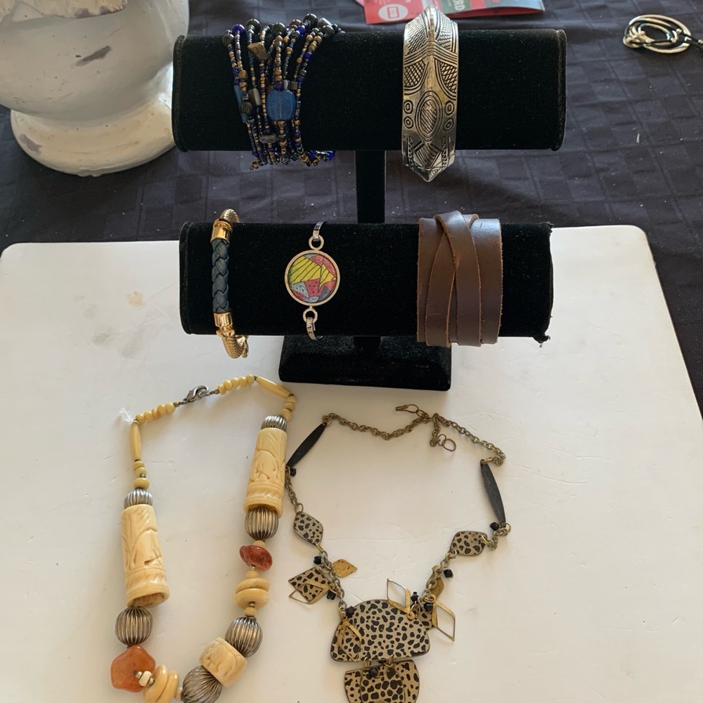 Assorted Women's jewelry bundle 7 pieces, one low price, great buy